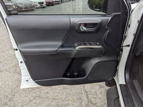 Used 2017 Toyota Tacoma TRD Sport w/ Tow Package (A/T) image 11