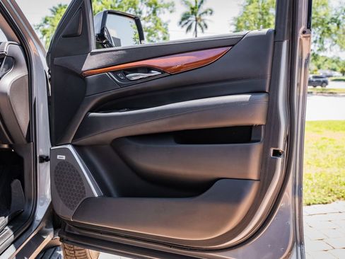 Used 2018 Cadillac Escalade Luxury AWD/4WD image 32