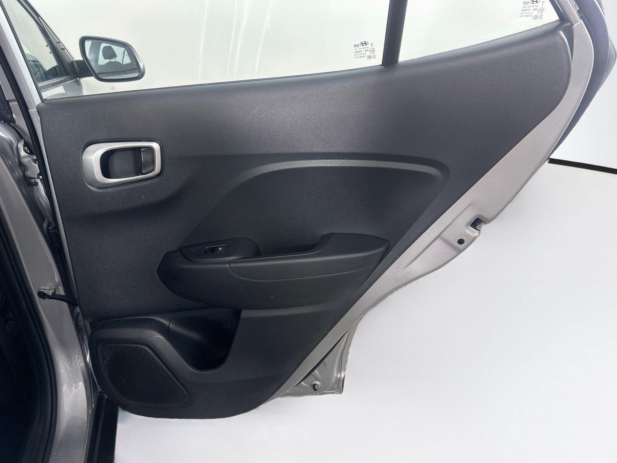Used 2025 Hyundai Venue SEL FWD image 29