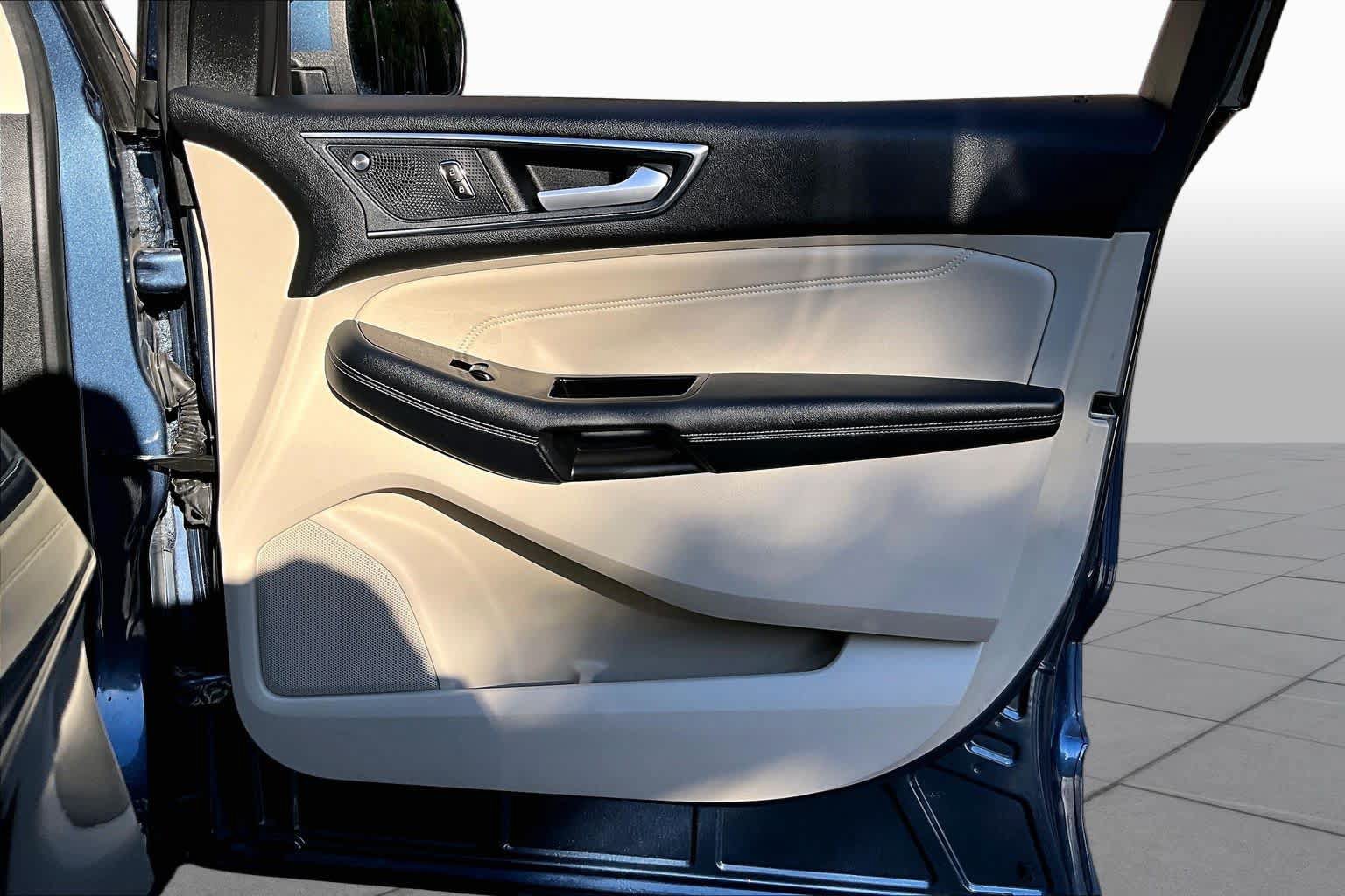 Used 2019 Ford Edge Titanium w/ Equipment Group 301A FWD image 23