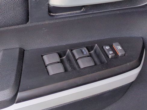 Used 2018 Toyota Tundra SR5 AWD/4WD image 11