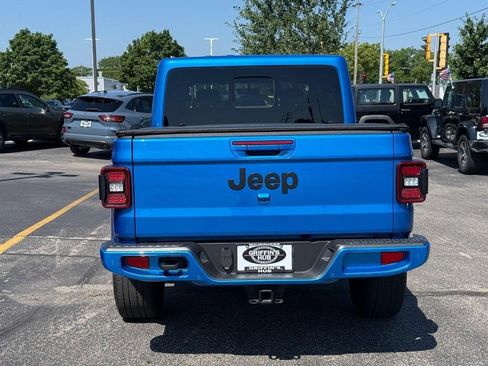 Used 2023 Jeep Gladiator Overland AWD/4WD image 4