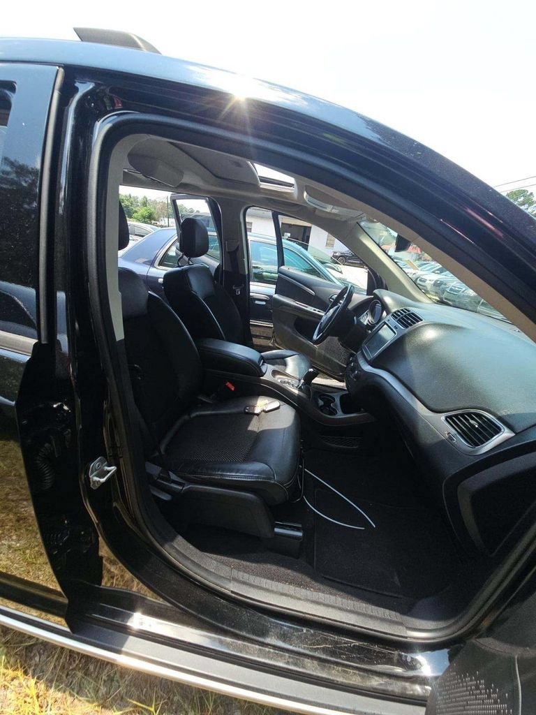 Used 2020 Dodge Journey Crossroad FWD image 3