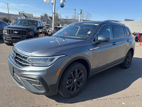 Used 2024 Volkswagen Tiguan SE image 2