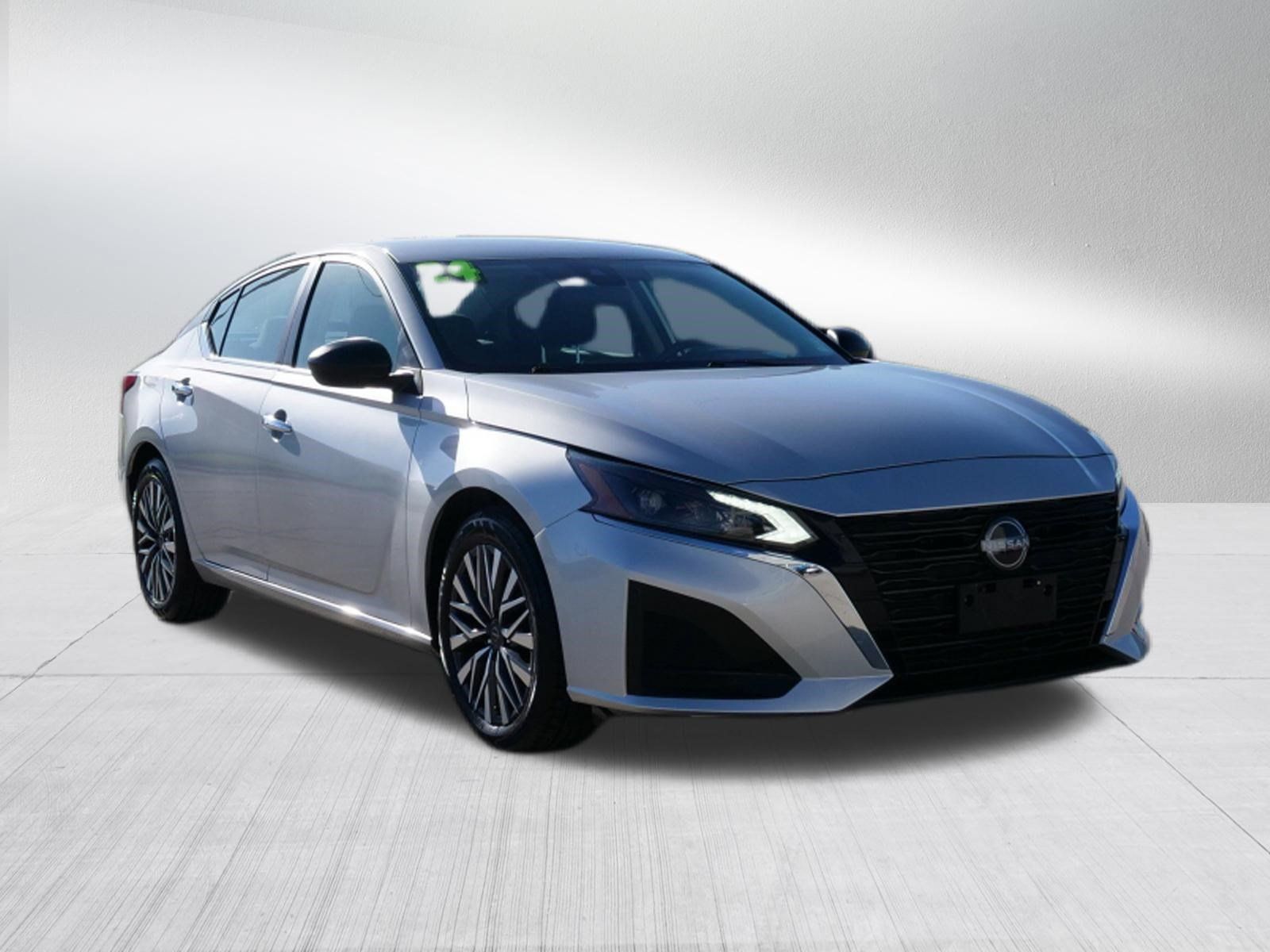 Used 2024 Nissan Altima 2.5 SV FWD image 9