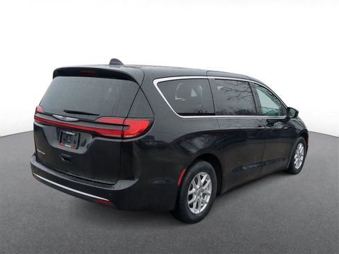 Used 2023 Chrysler Pacifica Touring-L image 8