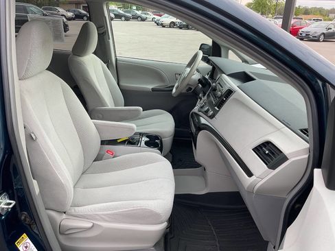 Used 2011 Toyota Sienna LE w/ Preferred Pkg FWD image 38