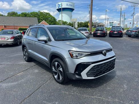 Used 2025 Volkswagen Taos SE AWD/4WD image 4
