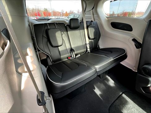 Used 2022 Chrysler Pacifica Limited image 27
