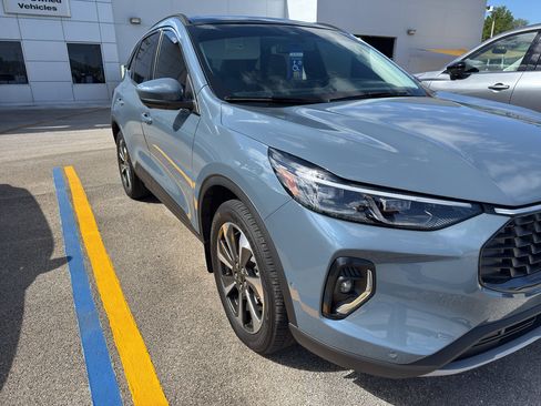 Used 2023 Ford Escape Platinum w/ Premium Technology Package image 3