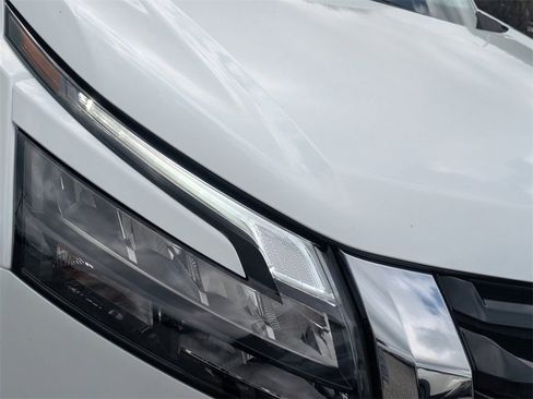 New 2025 Nissan Pathfinder Platinum image 9