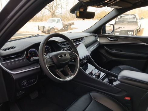 Used 2024 Jeep Grand Cherokee L Limited w/ Luxury Tech Group II image 32