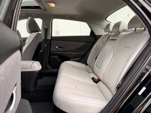 Used 2023 Hyundai Elantra Limited image 18