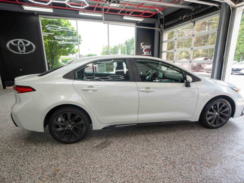 Used 2024 Toyota Corolla SE w/ SE Premium Package FWD image 4