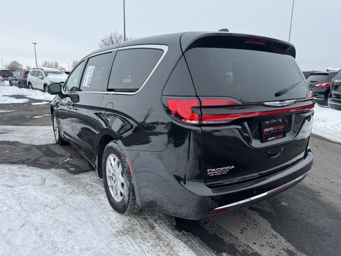 Used 2023 Chrysler Pacifica Touring-L image 7