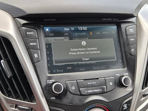 Used 2017 Hyundai Veloster Value Edition FWD image 20