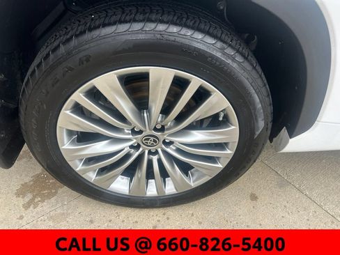 Certified 2024 Toyota Highlander Platinum AWD/4WD image 6