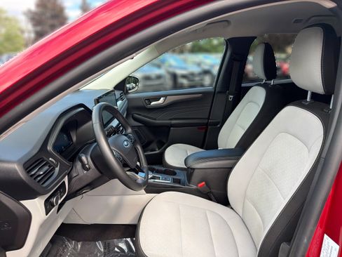 Used 2025 Ford Escape Active w/ Active Premium Tech Pack AWD/4WD image 11