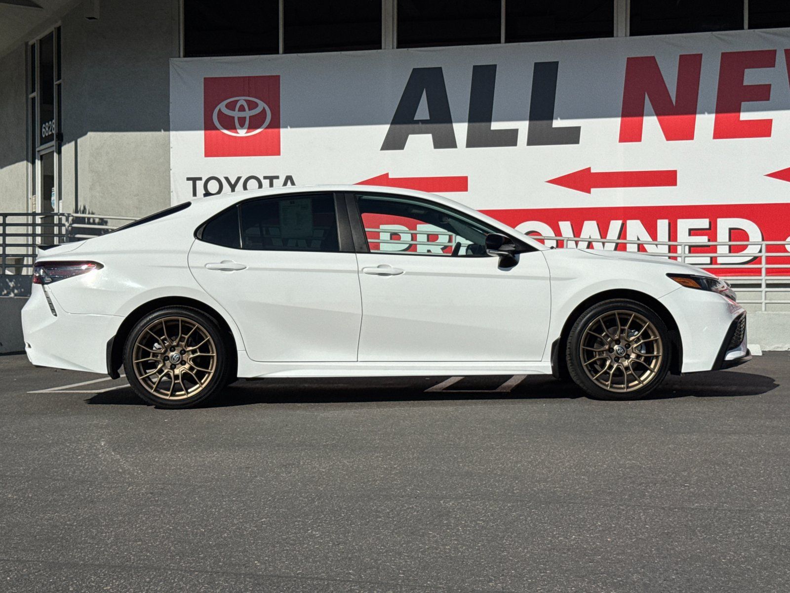 Used 2024 Toyota Camry SE w/ Convenience Package FWD image 6