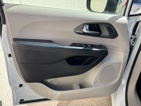 Used 2023 Chrysler Pacifica Touring-L FWD image 18