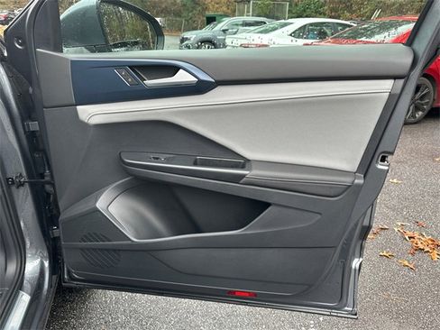 Certified 2024 Volkswagen Taos SE image 14