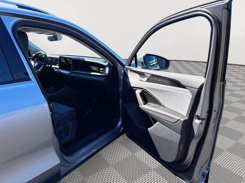 New 2025 Volkswagen Tiguan SE FWD image 17
