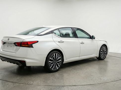 Used 2025 Nissan Altima 2.5 SV FWD image 9