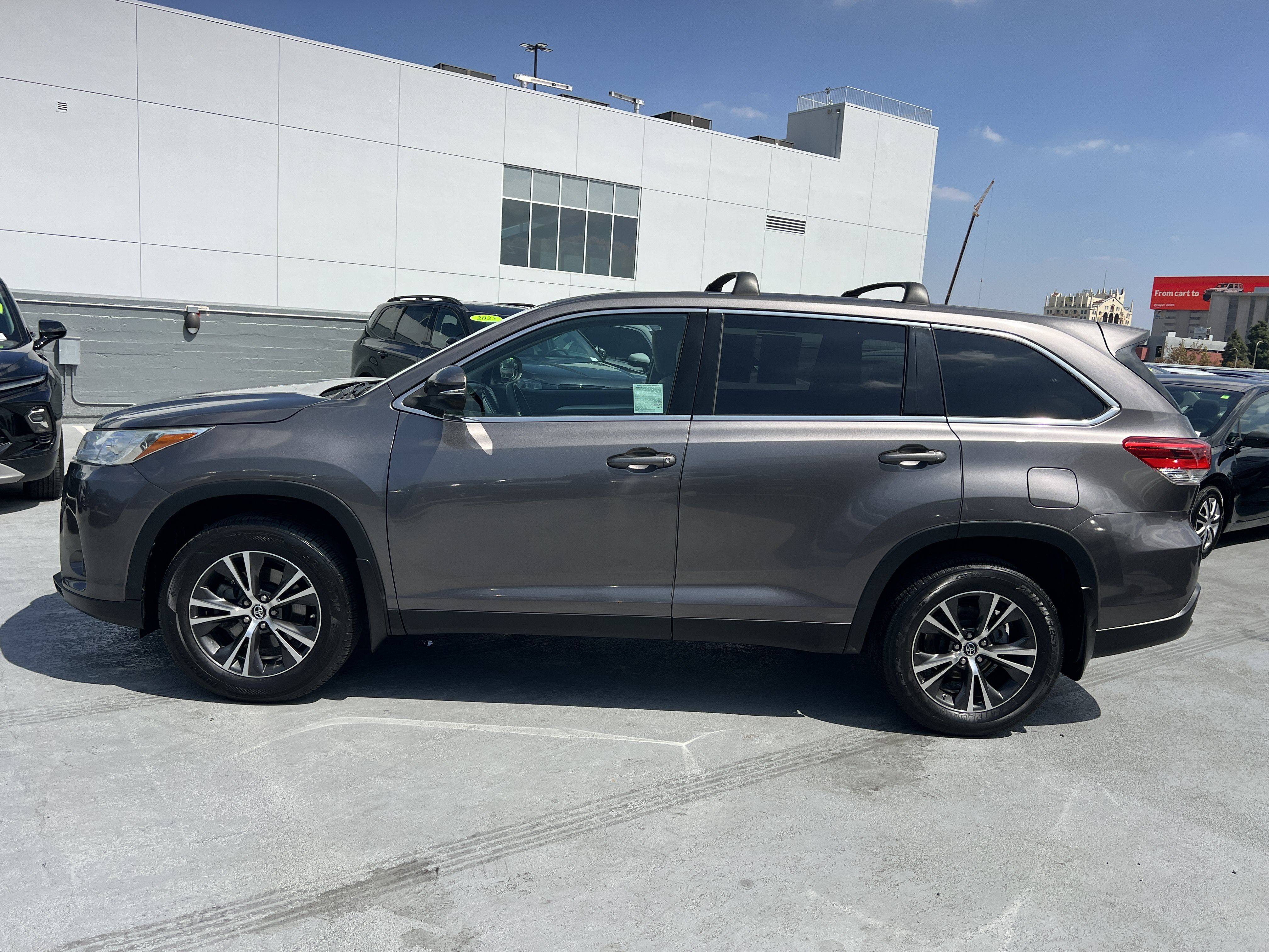 Used 2019 Toyota Highlander LE FWD image 3
