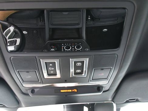 Used 2024 Land Rover Defender 90 X-Dynamic SE image 33