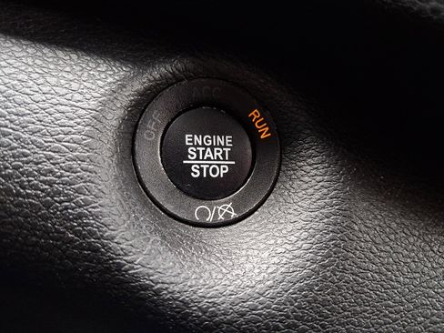 Used 2019 Jeep Cherokee Limited w/ Technology Group image 23