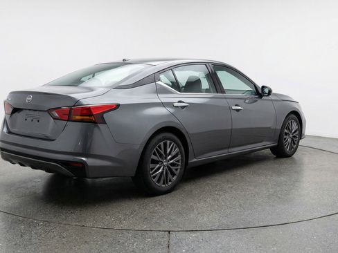 Used 2025 Nissan Altima 2.5 SV image 9