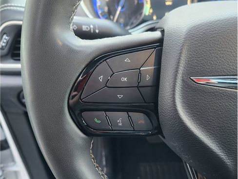 Used 2025 Chrysler Pacifica Limited FWD image 27