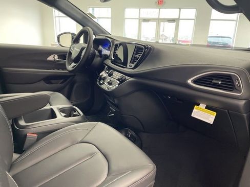 New 2026 Chrysler Pacifica Select AWD/4WD image 24