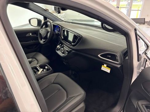 New 2027 Chrysler Pacifica Select AWD/4WD image 21