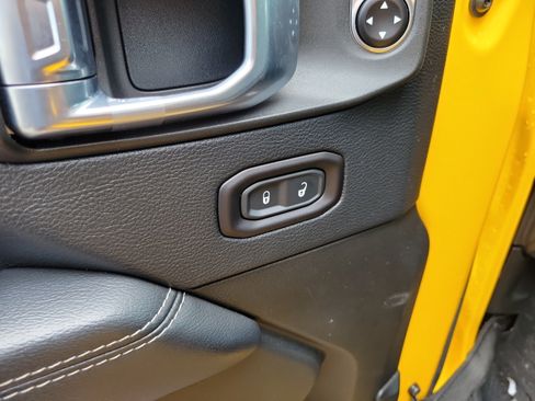 Used 2018 Jeep Wrangler Unlimited Sahara w/ Quick Order Package 24M Moab AWD/4WD image 23