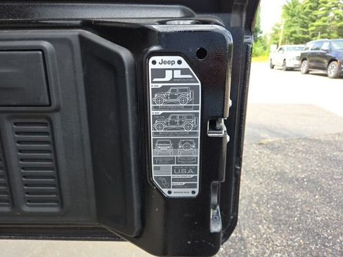 Used 2024 Jeep Wrangler Unlimited Sahara w/ Technology Group AWD/4WD image 35