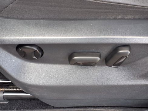 Used 2020 Volkswagen Tiguan SE image 12