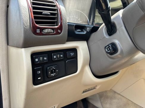 Used 2004 Toyota Land Cruiser w/ Convenience Pkg AWD/4WD image 37