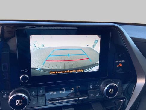 Used 2024 Toyota Highlander XLE FWD image 45