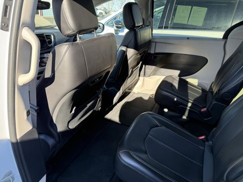 Used 2024 Chrysler Pacifica Touring-L image 12