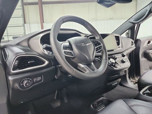 Used 2025 Chrysler Pacifica Select FWD image 19