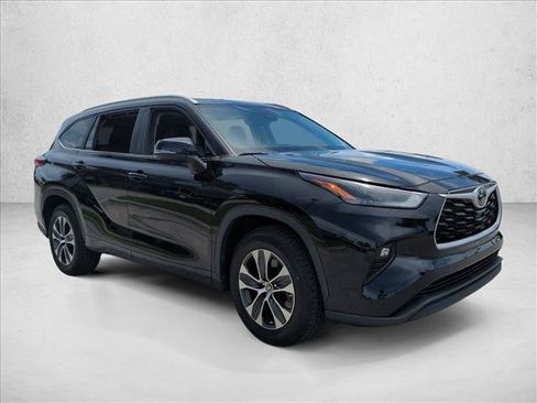 Used 2023 Toyota Highlander XLE FWD image 3