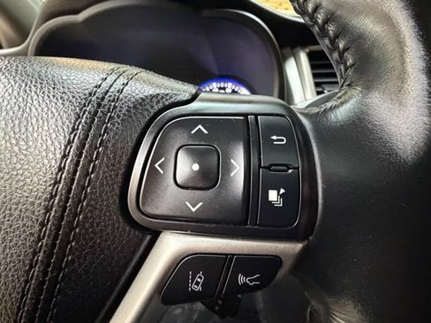 Used 2017 Toyota Highlander XLE AWD/4WD image 25