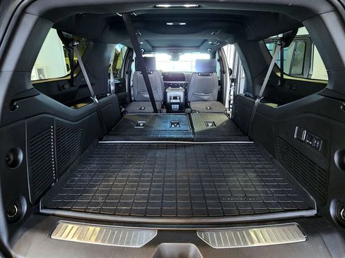 Used 2025 Chevrolet Suburban Premier AWD/4WD image 14
