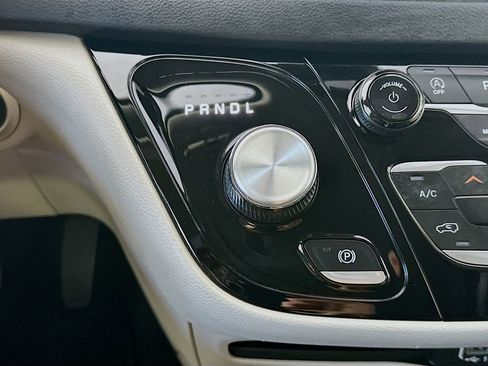 Used 2023 Chrysler Pacifica Touring-L FWD image 16