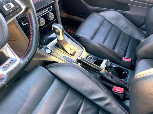 Used 2019 Volkswagen GTI SE image 15