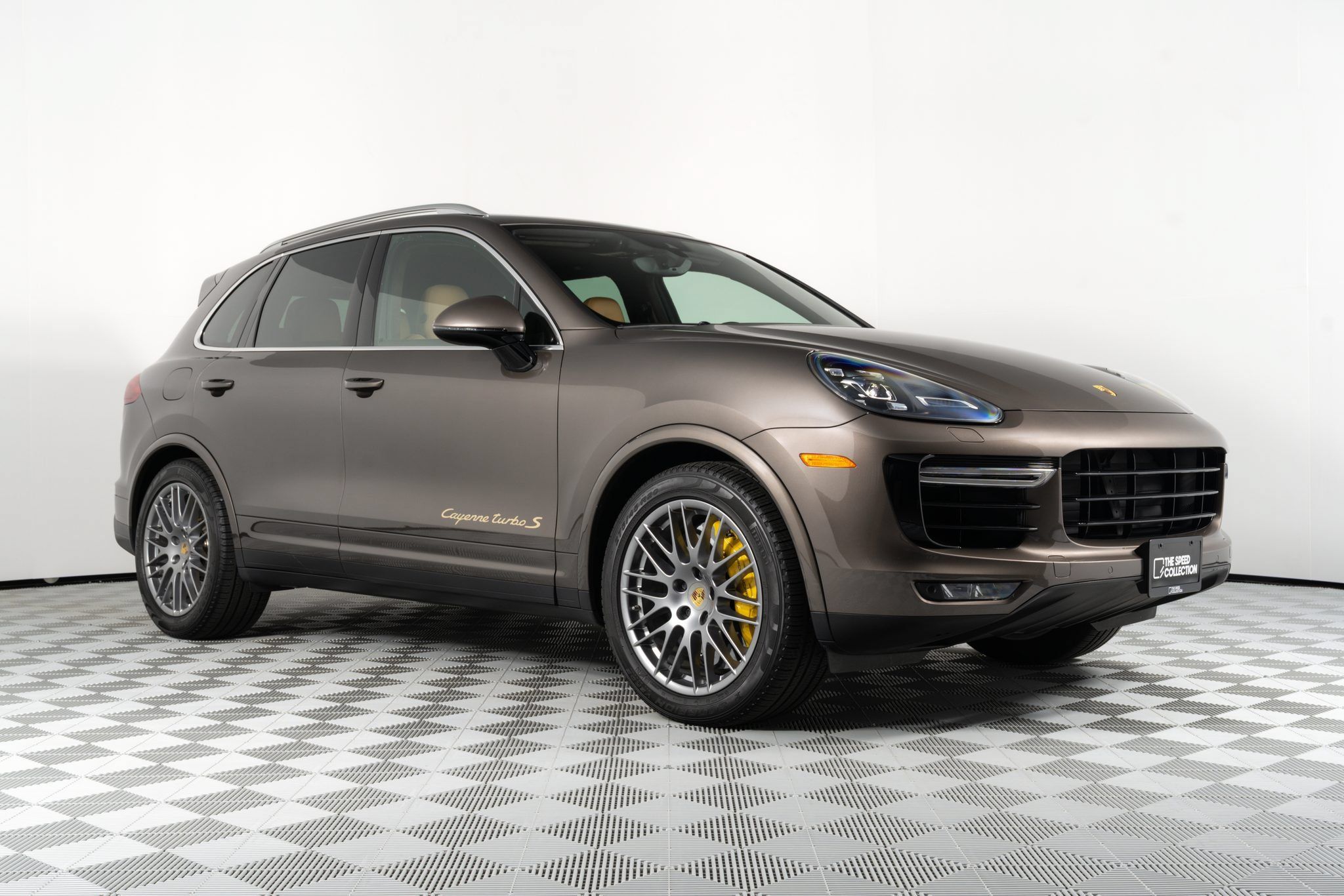Used 2016 Porsche Cayenne Turbo S AWD/4WD image 1