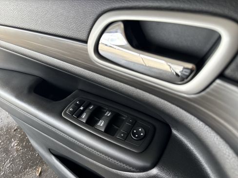 Used 2022 Jeep Grand Cherokee Laredo X image 22