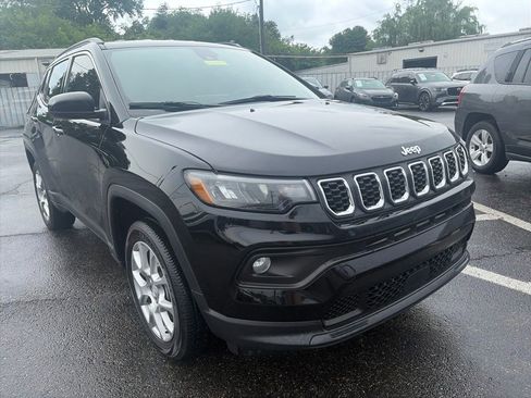 Used 2024 Jeep Compass Latitude AWD/4WD image 1