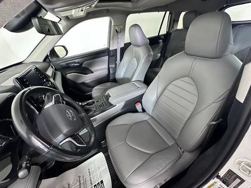 Used 2022 Toyota Highlander XLE AWD/4WD image 24
